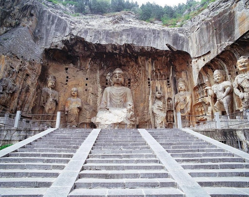 Những bức tượng đá ở Khu du lịch Tây Sơn Long Môn