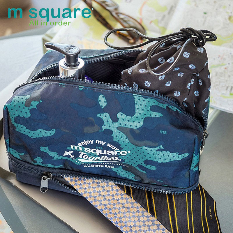Túi đựng mỹ phẩm Msquare màu xanh dương chứa một số vật dụng du lịch