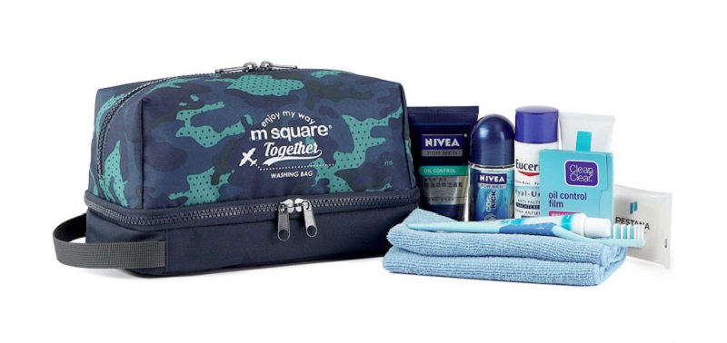 Túi đựng mỹ phẩm Msquare màu xanh dương với nhiều vật dụng du lịch