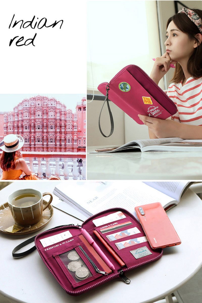 Cô gái sử dụng bóp đựng passport Msquare Holder S L màu hồng