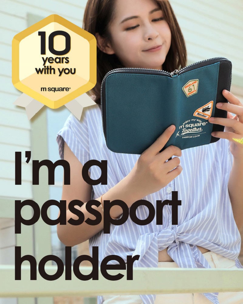 Cô gái đang sử dụng bóp đựng passport Msquare Holder S L