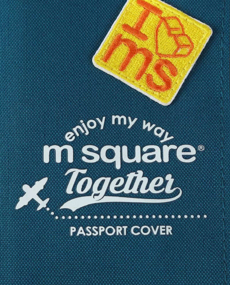 Cận cảnh chất liệu của bóp đựng passport Msquare Holder S L