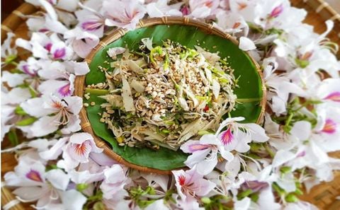 nom hoa ban len tay bac la phai thu