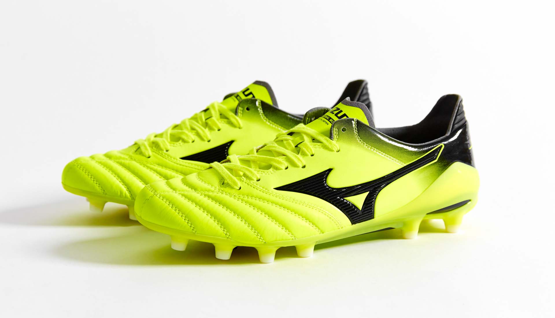 Phối màu vàng tươi rực rỡ của Mizuno Morelia Neo II MIJ "Safety Yellow/Black"