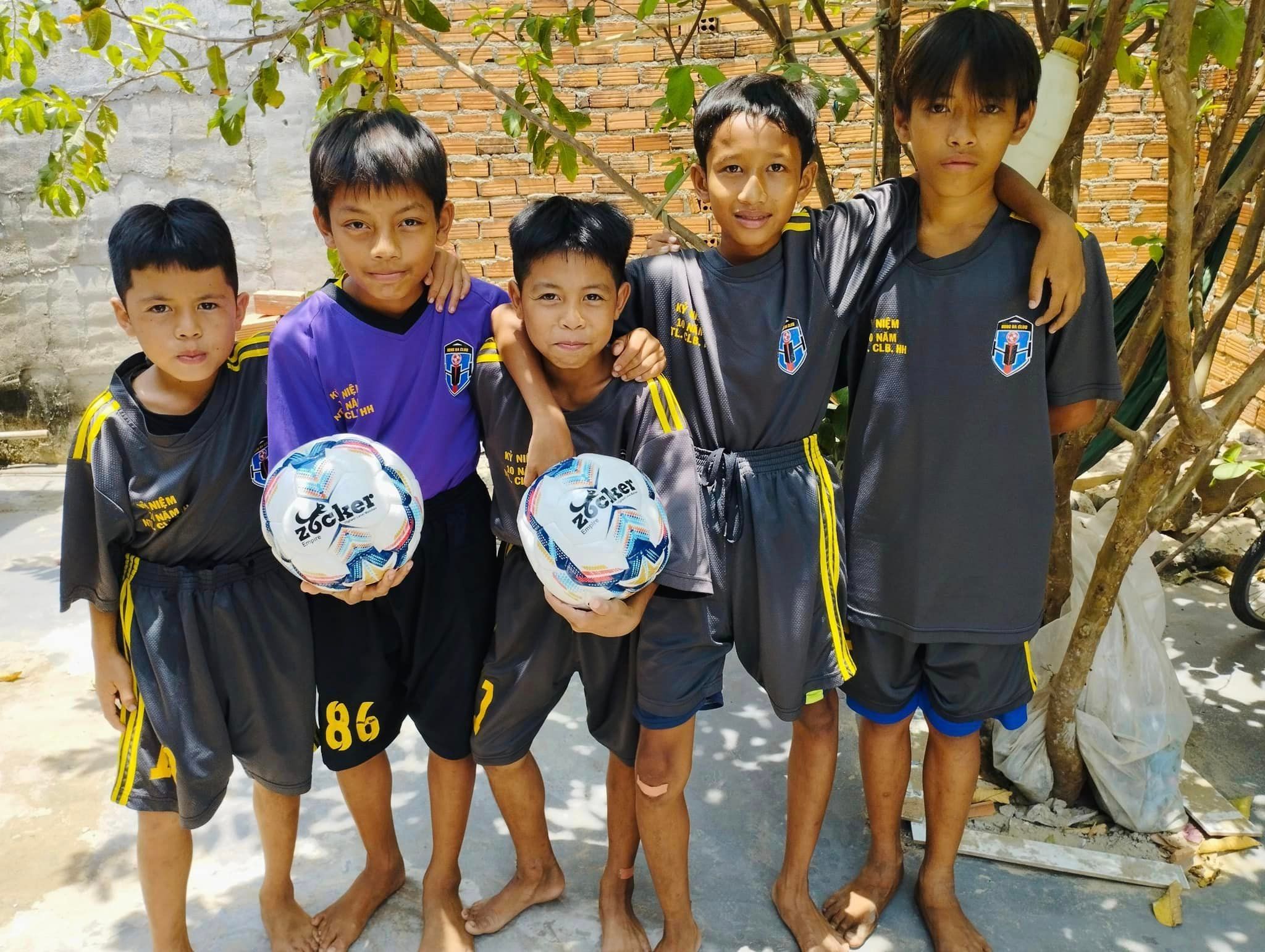 Neymarsport trao tặng quả bóng đá zocker cho các bạn nhỏ làng Chăm Tường Loan - 1