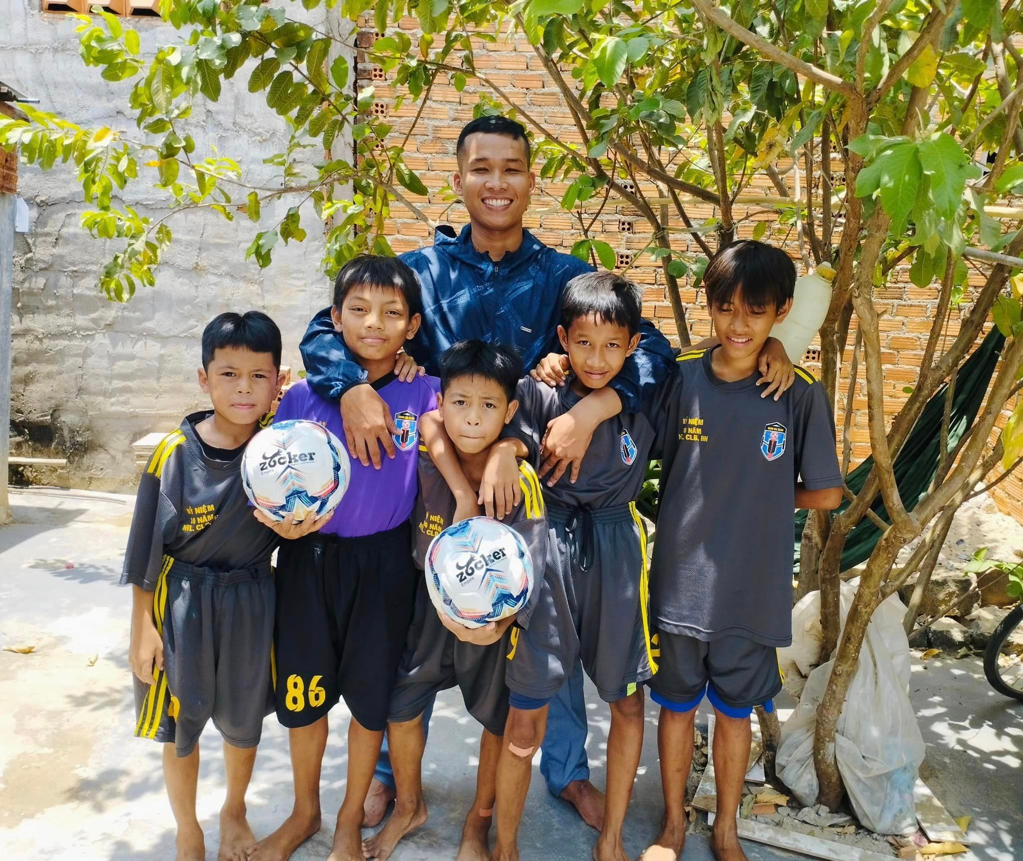 Neymarsport trao tặng quả bóng đá zocker cho các bạn nhỏ làng Chăm Tường Loan - 2