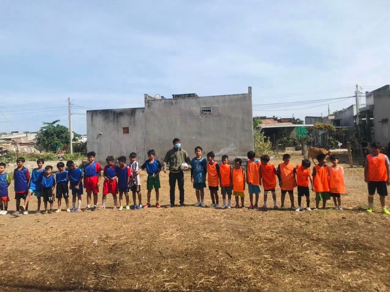 Neymarsport trao tặng quả bóng đá zocker cho các bạn nhỏ làng Chăm Tường Loan