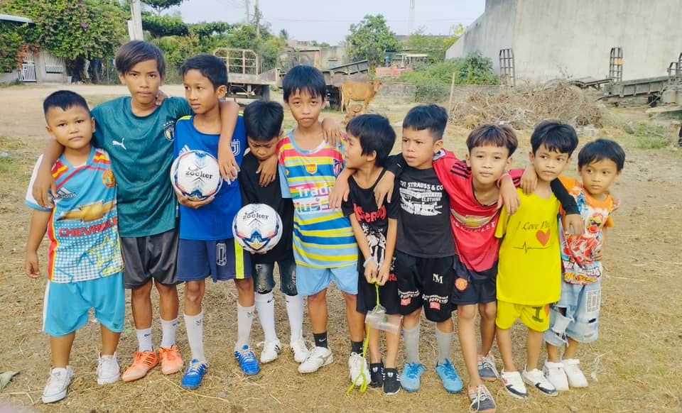 Neymarsport trao tặng quả bóng đá zocker cho các bạn nhỏ làng Chăm Tường Loan - 3