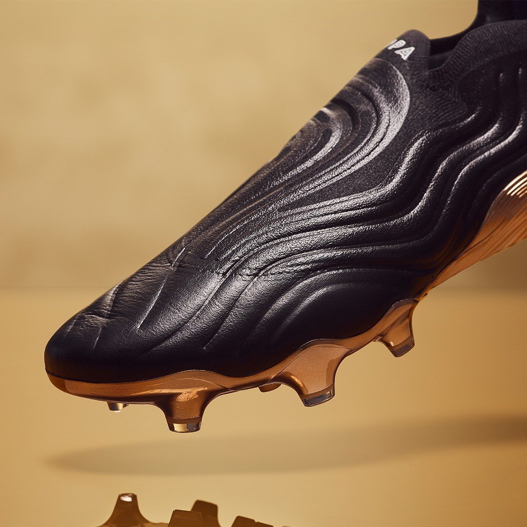 So sánh về thiết kế giày đá bóng Nike Tiempo 8 và adidas Copa Sense
