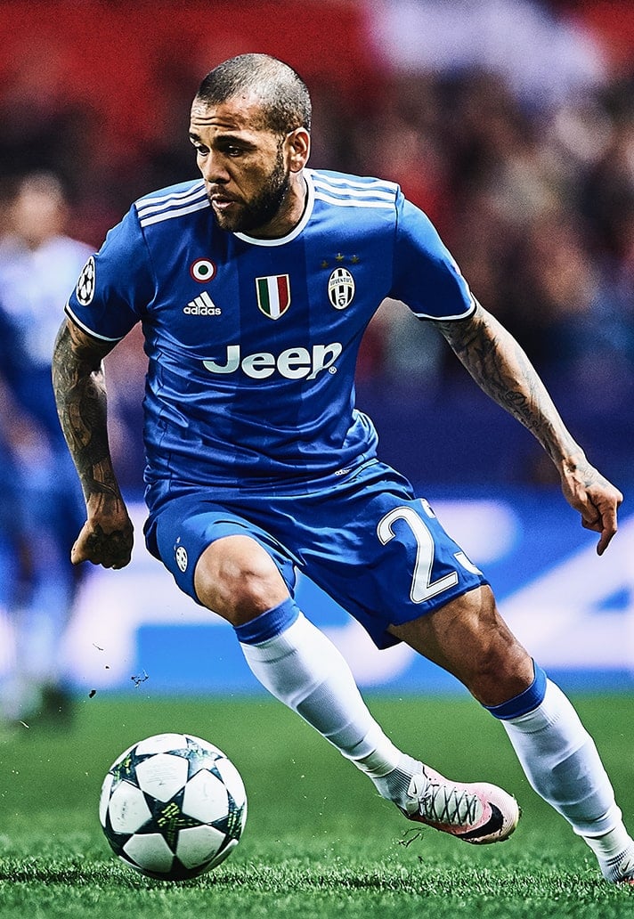 Đến mùa giải 2016/17, adidas đã mang đến sự thể hiện mới mẻ hơn trong trang phục biểu tượng của Juventus