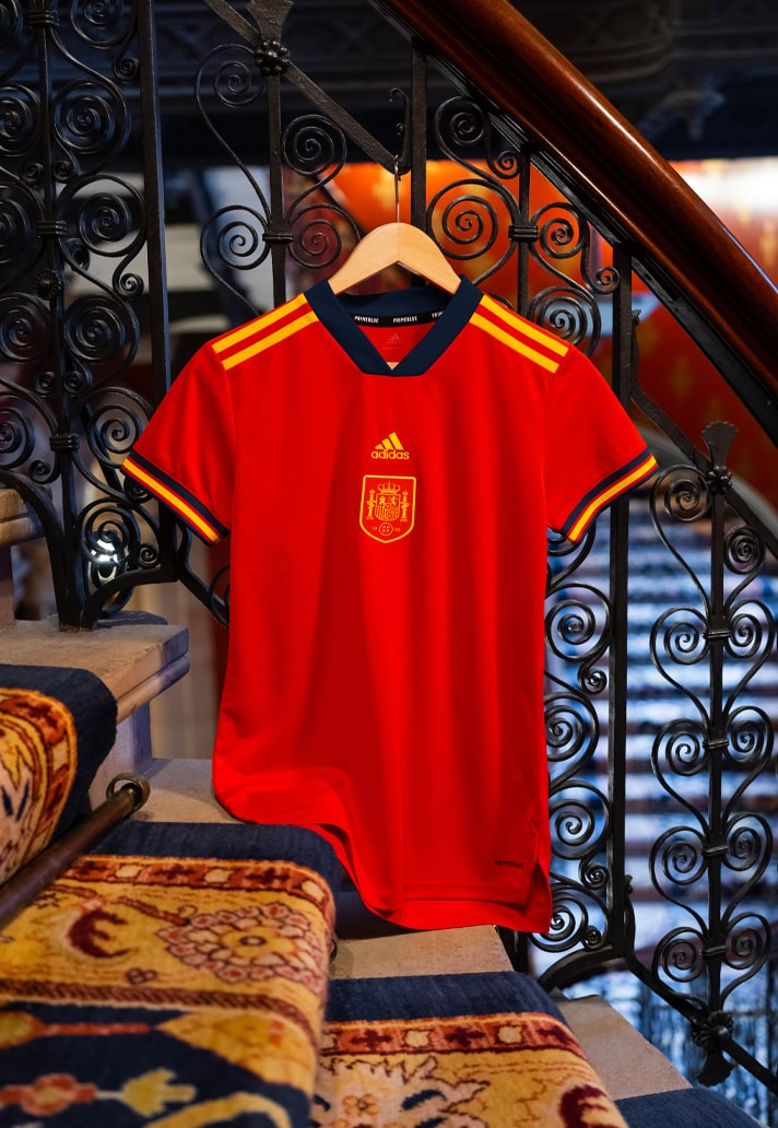 Giới thiệu thiết kế áo thi đấu của đội tuyển Tây Ban Nha