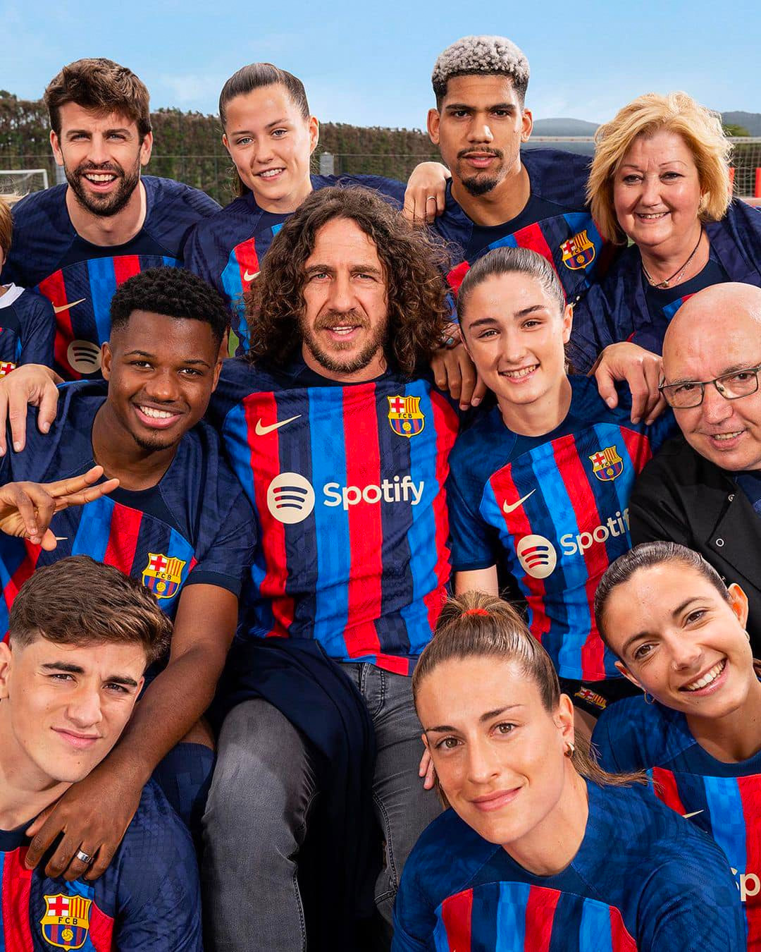 Nike phát hành áo thi đấu cho câu lạc bộ Barcelona