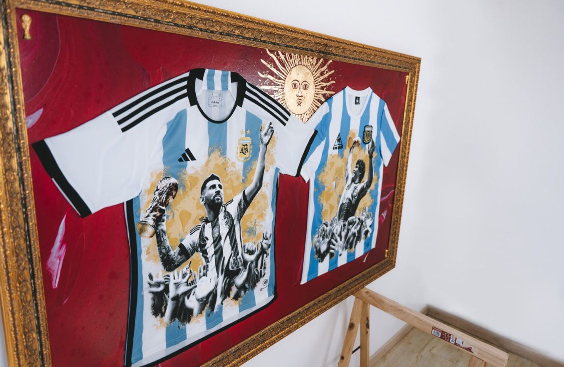 họa sĩ Mats Drawing phác họa Messi và Maradona trên áo thi đấu - 3