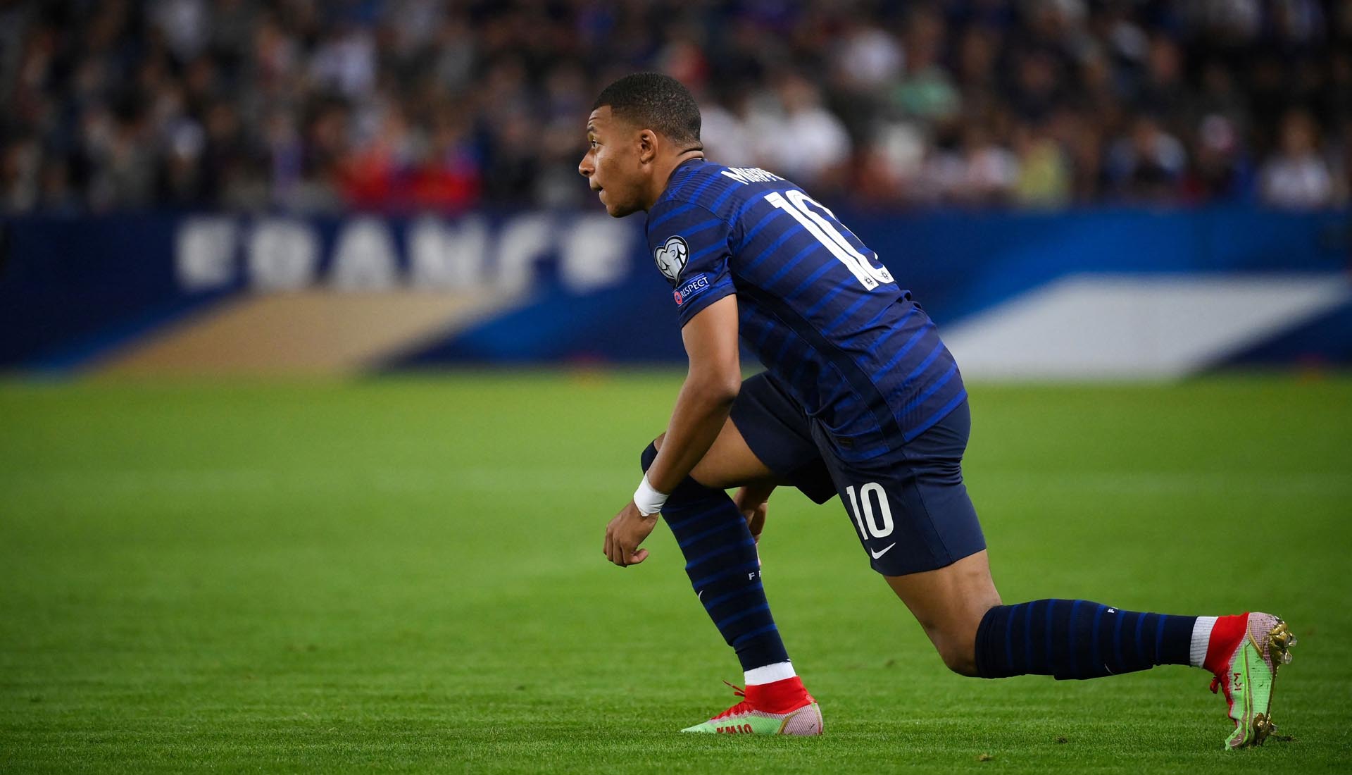 Mbappe mang giày đá bóng Nike Mercurial