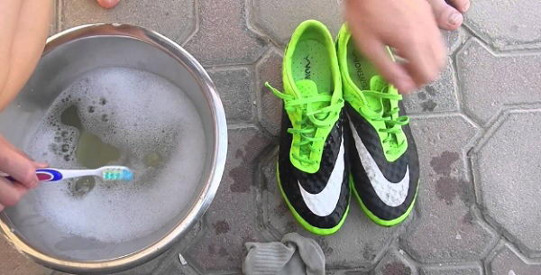 cách vệ sinh giày đá bóng
