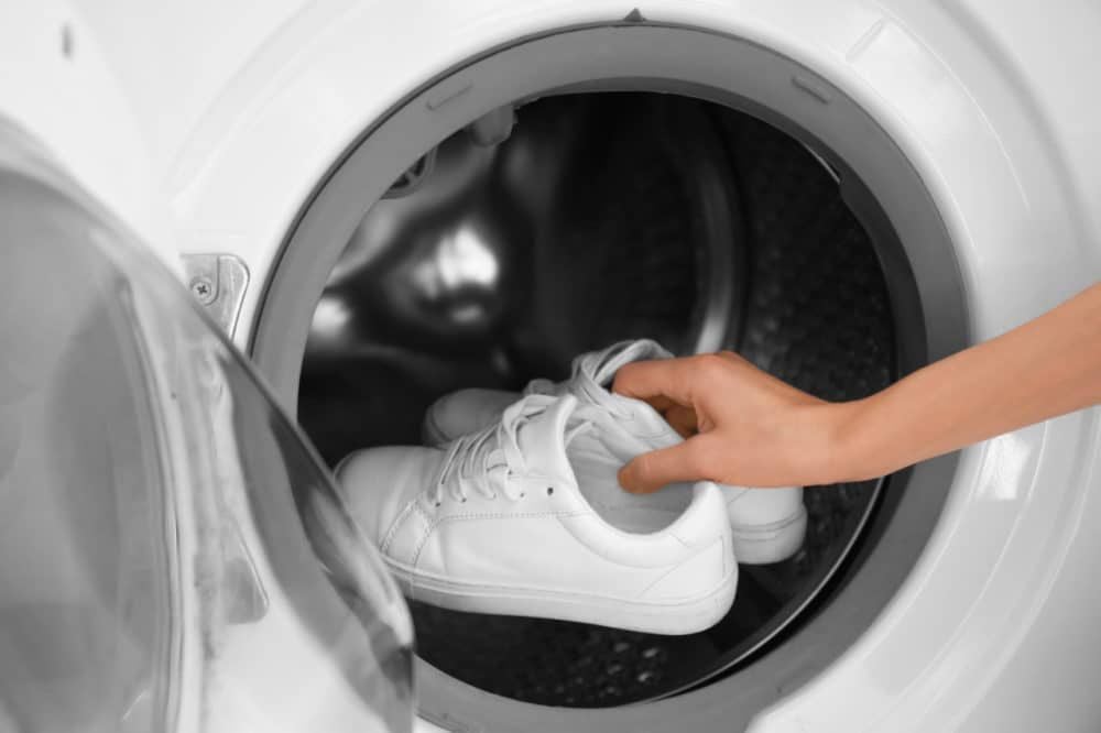 Có nên giặt giày đá banh bằng máy giặt không?
