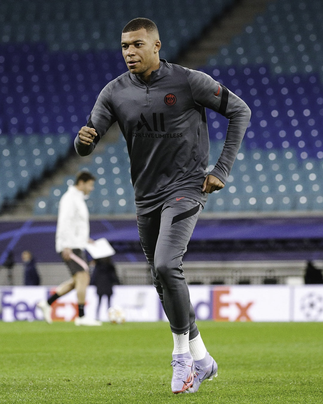 Áo thun Nike Dri Fit Kylian Mbappé.