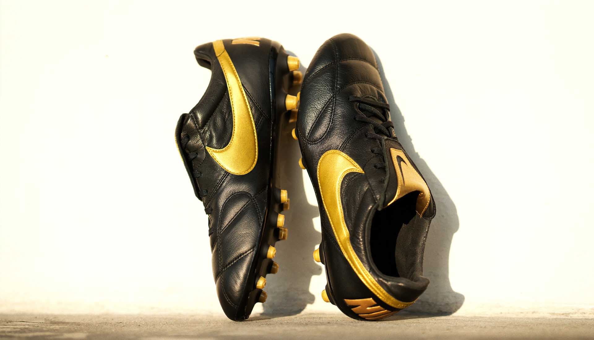 Giày đá banh Nike Premier II "Black/Gold"