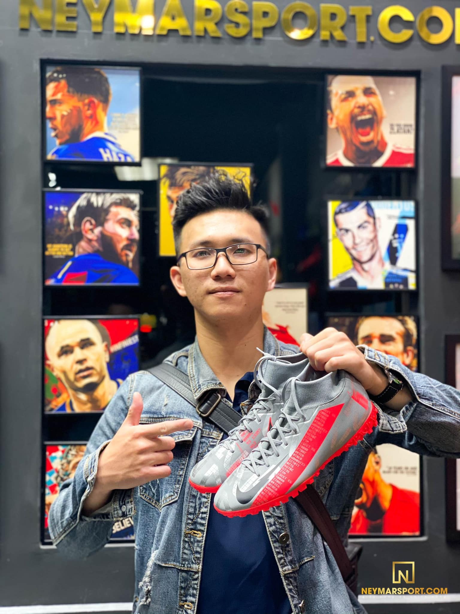 Hình ảnh Nike Mercurial Superfly 7 Academy TF Neighbourhood trên tay khách hàng