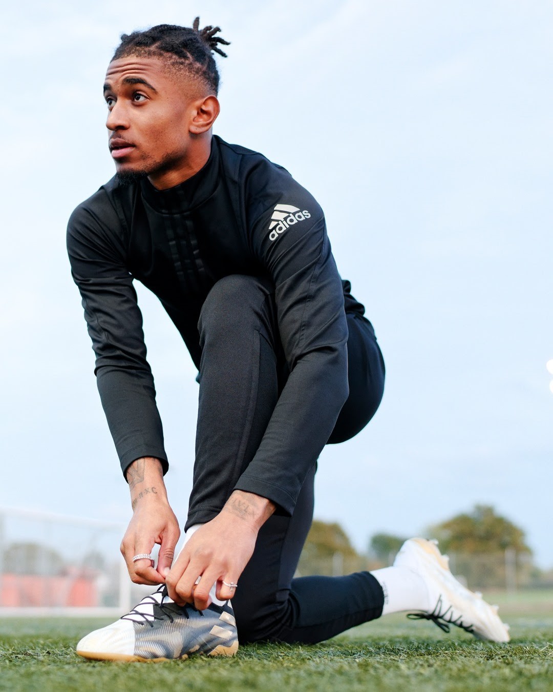 Tiền Đạo Reiss Nelson cầm trên tay và on feet đôi Nemeziz 20.1 Atmospheric