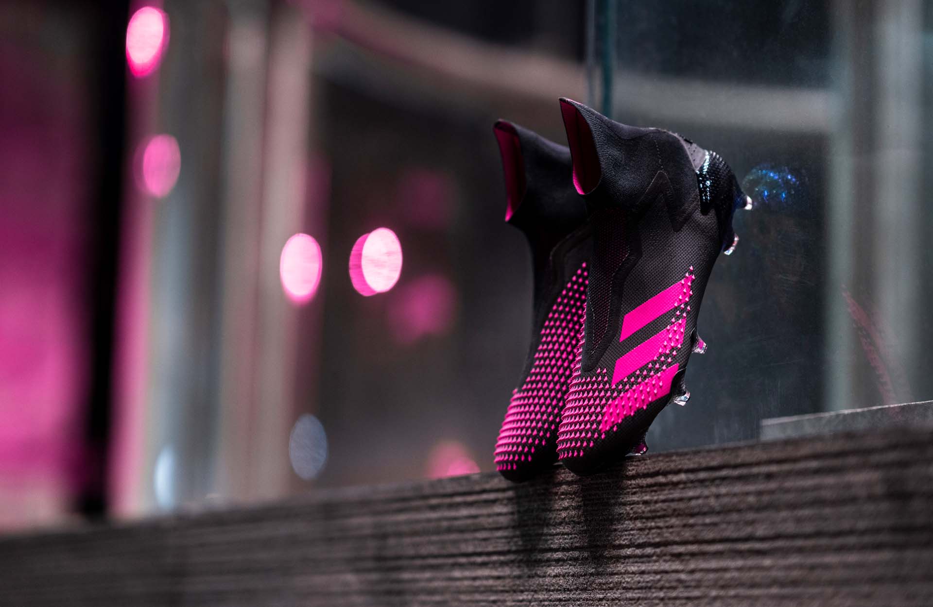 Thiết kế độc quyền của Pro: Direct Soccer đặc biệt với phối màu "Black/Fluro Pink"