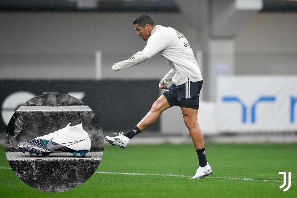 Đồng hành với Ronaldo luôn là Mercurial, silo giày đá bóng tốc độ đặc trưng của Nike. 