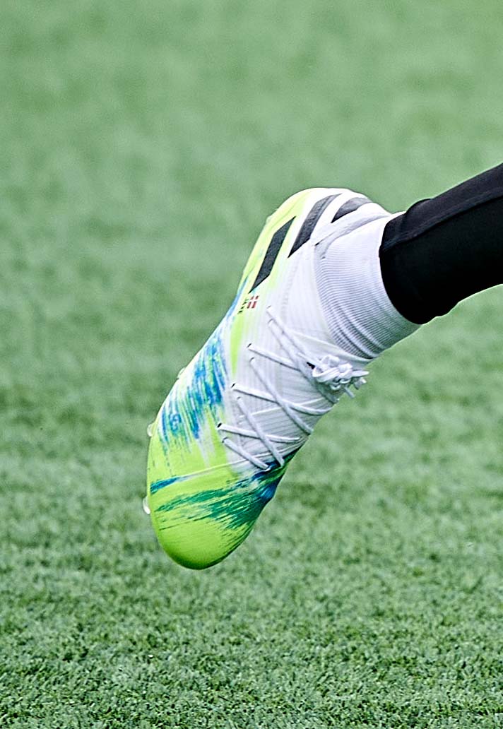 Jacob Christensen (FC Nordsjælland) mang giày đá banh Adidas Nemeziz 19.1