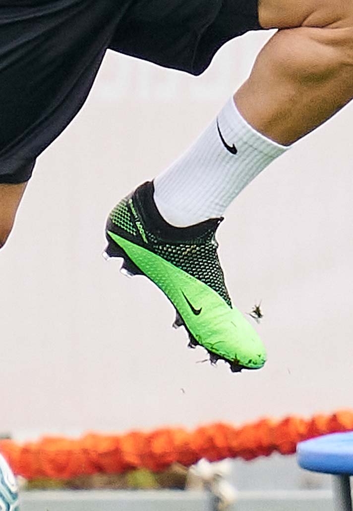 Hector Herrera đang hăng say luyện tập cùng Nike Phantom VSN II