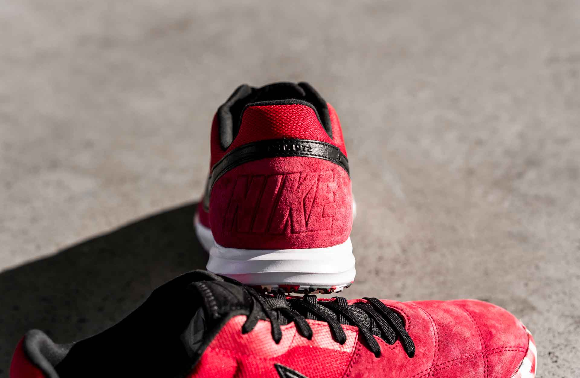 Giày đá banh Nike Premier Sala II mang phong cách cổ điển với chất liệu da lộn cảm giác