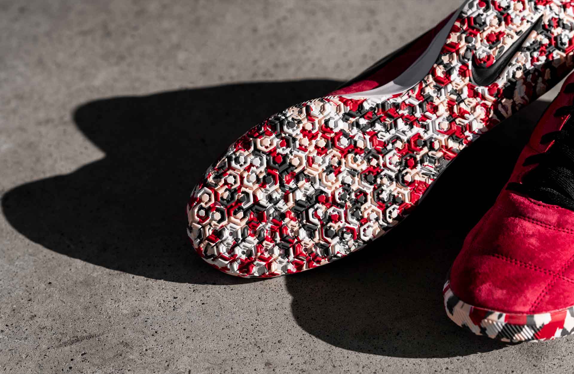 Giày đá banh Nike Premier Sala II mang phong cách cổ điển với chất liệu da lộn cảm giác