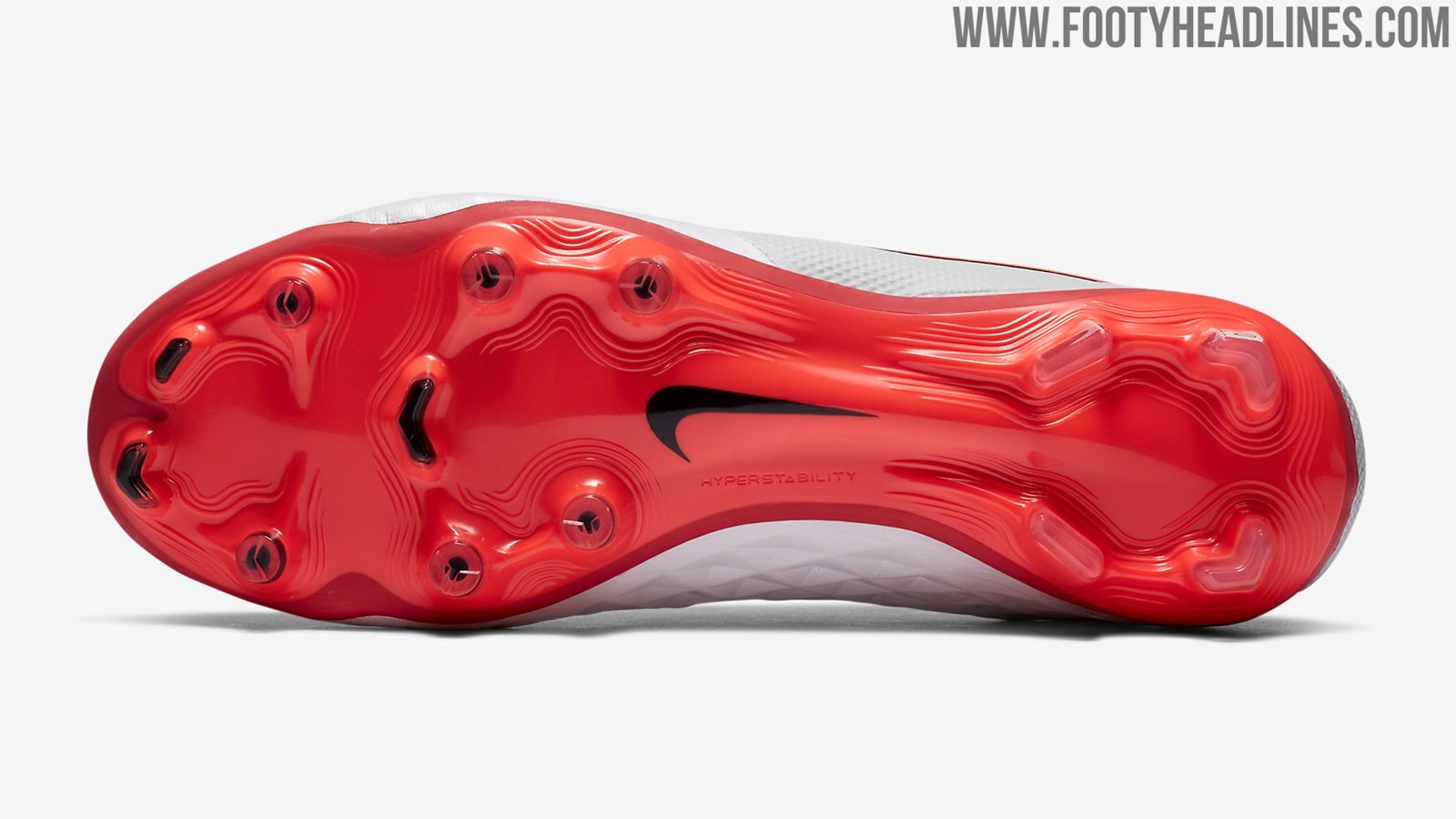 Mặt đế giày sở hữu màu đỏ rực rỡ red/crimson colourway