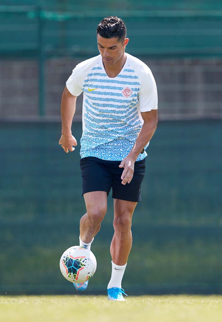 Cristiano Ronaldo trên sân.