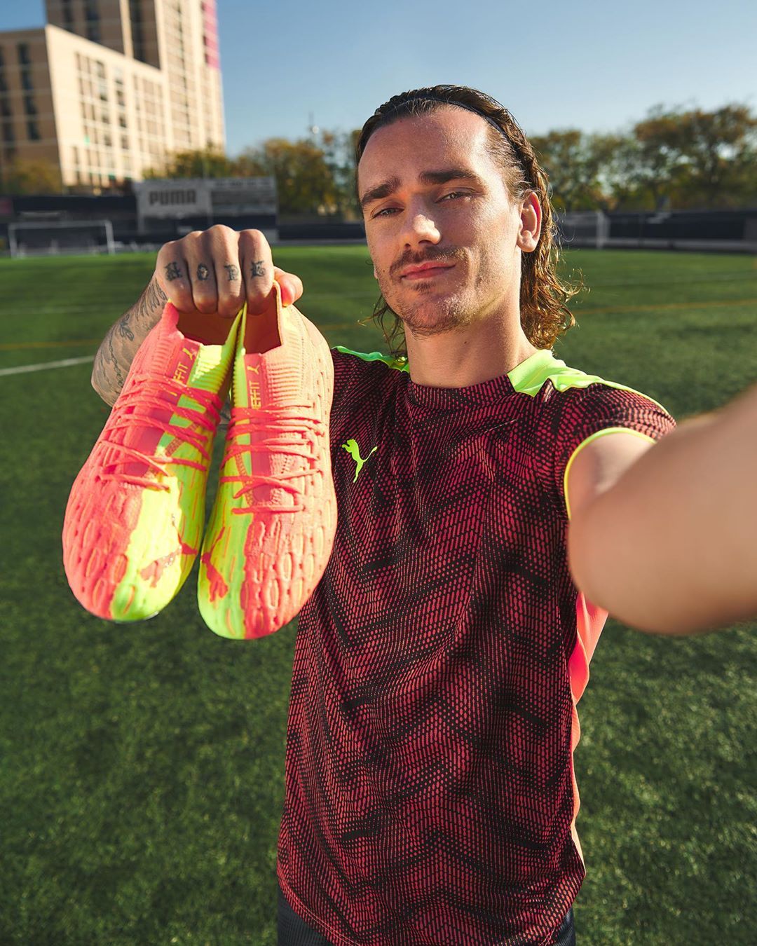 Antoine Griezmann cũng khoe giày đá bóng Puma Rise pack 