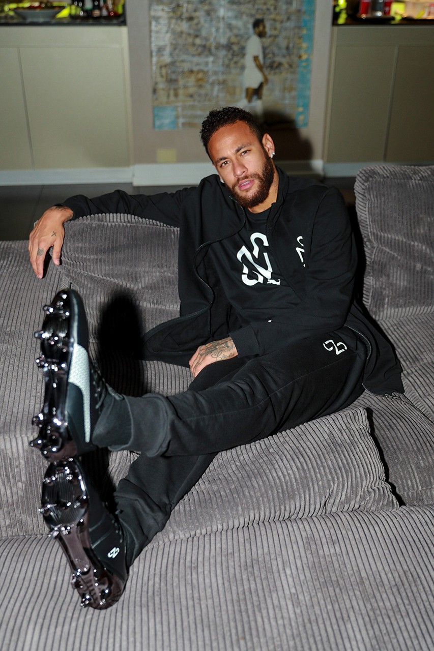 Neymar cùng giày đá banh Puma King đen trắng cổ điển
