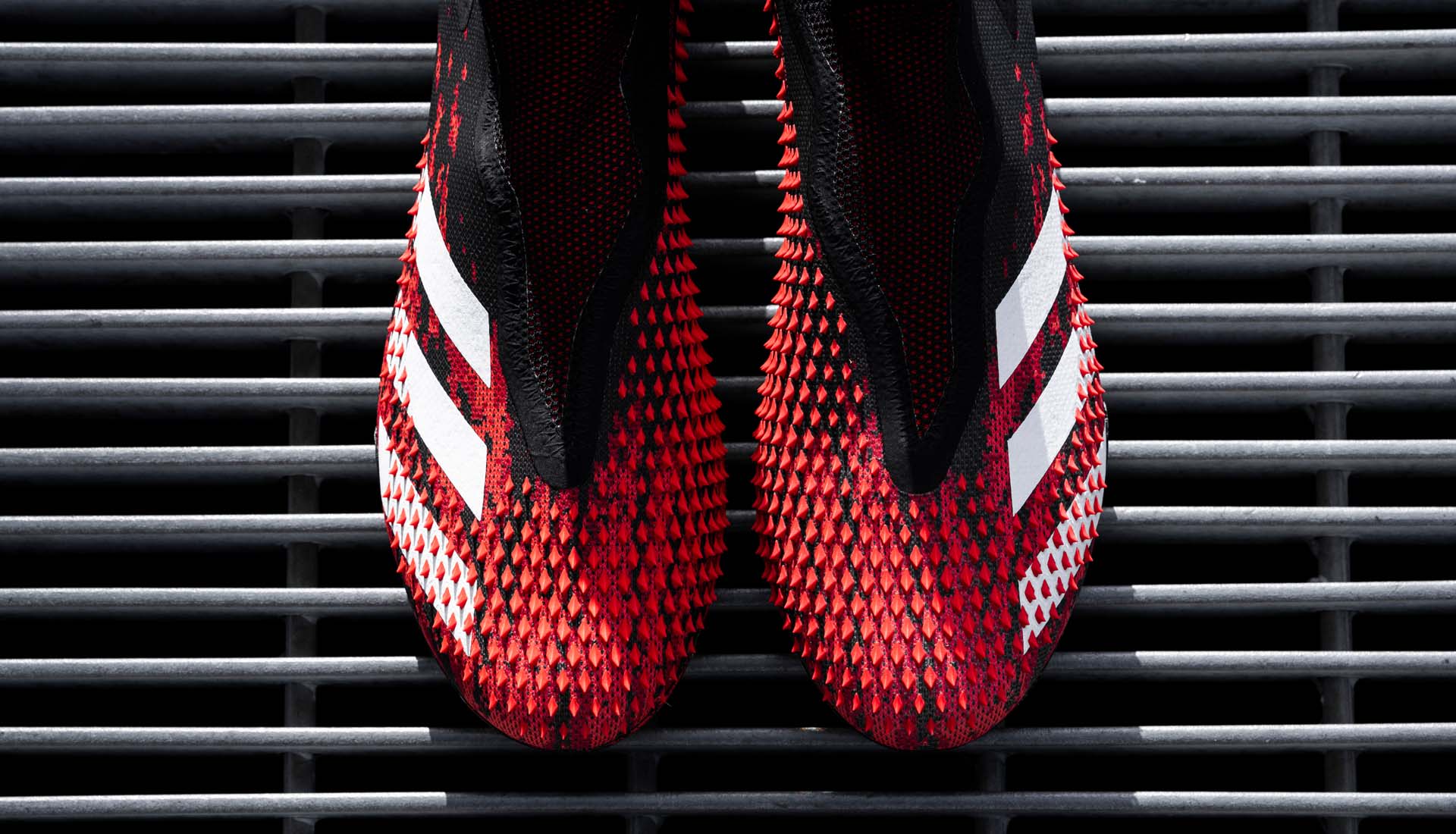 Adidas Predator sở hữu strike-zone tương đồng với một đôi giày hỗ trợ sút bóng