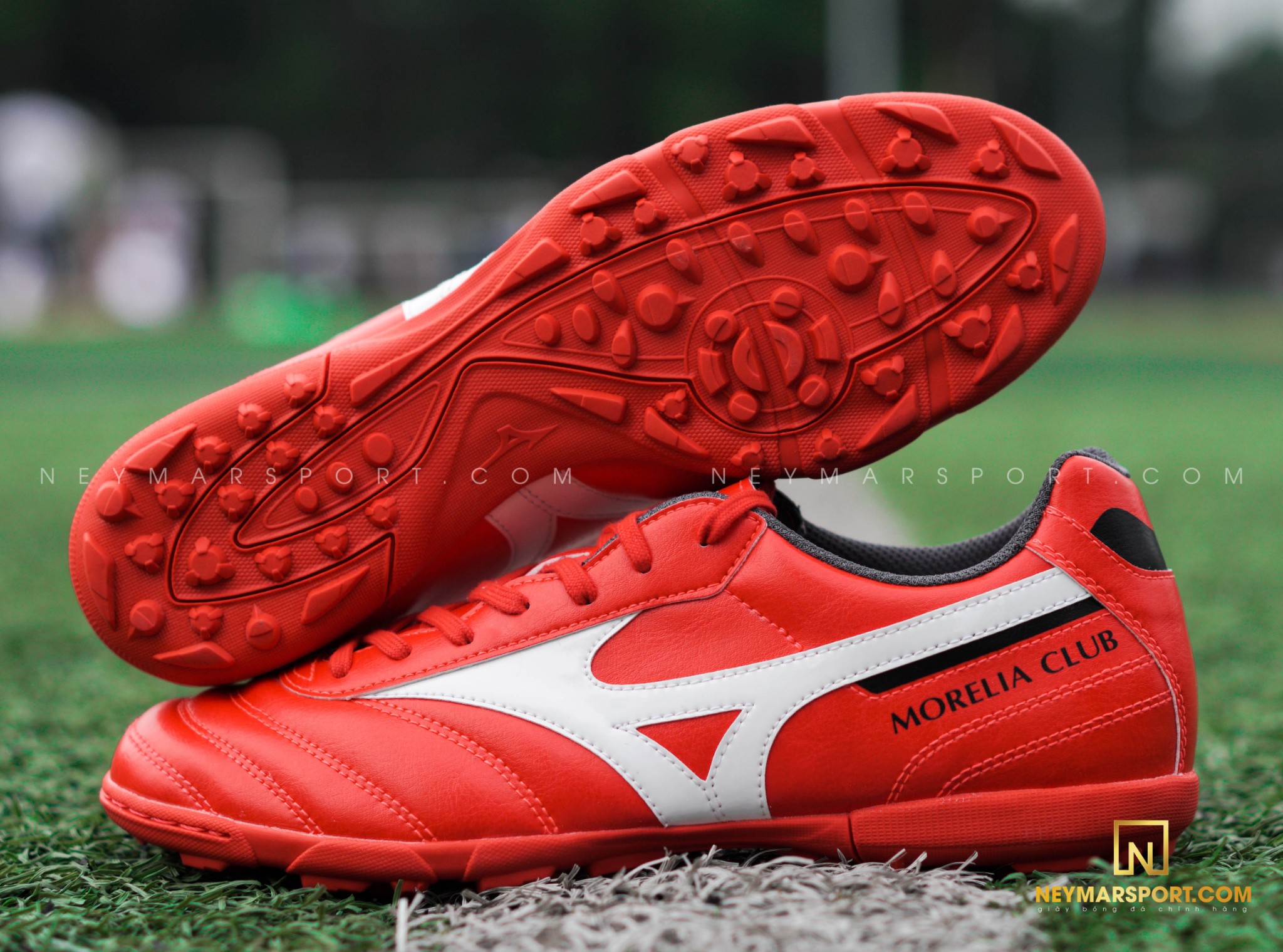 Màu đỏ nổi bật của giày đá bóng Mizuno trong bộ sưu tập IGNITION