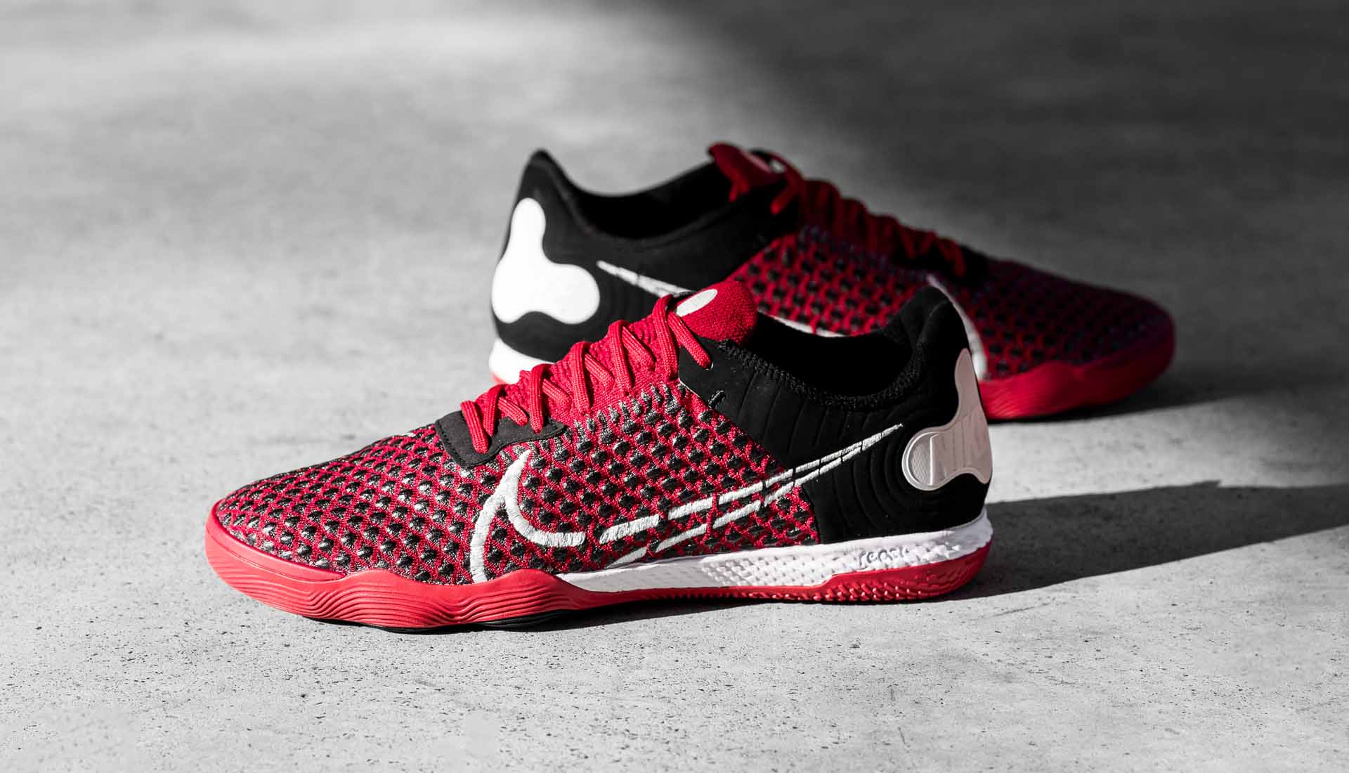 Vẻ đẹp quyến rũ của Giày đá banh Nike React Gato Cardinal Red