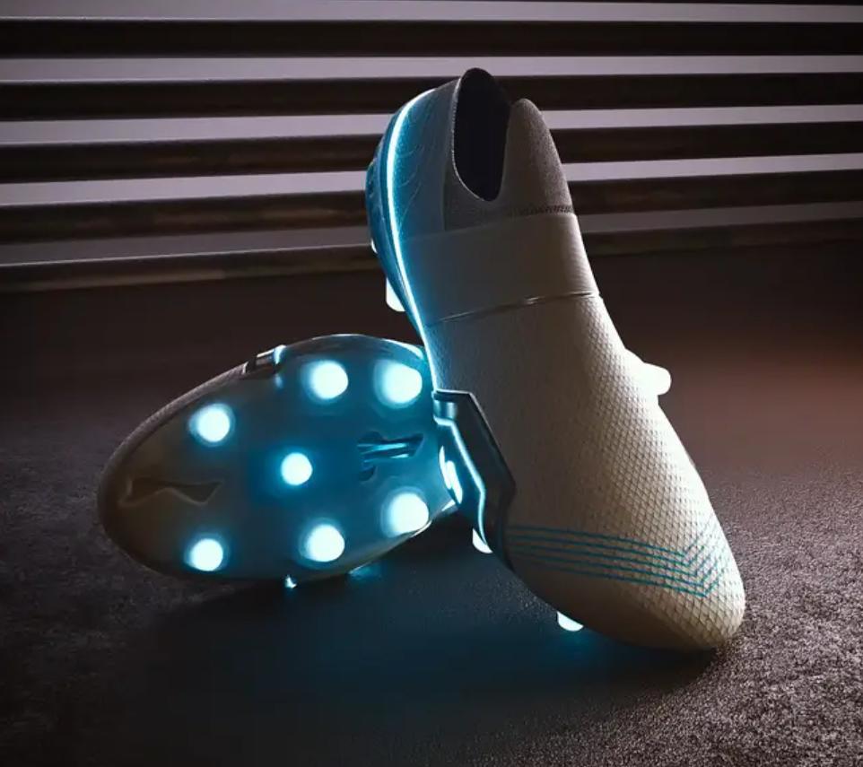 Thiết kế của concept giày đá bóng Tesla đặc biệt 