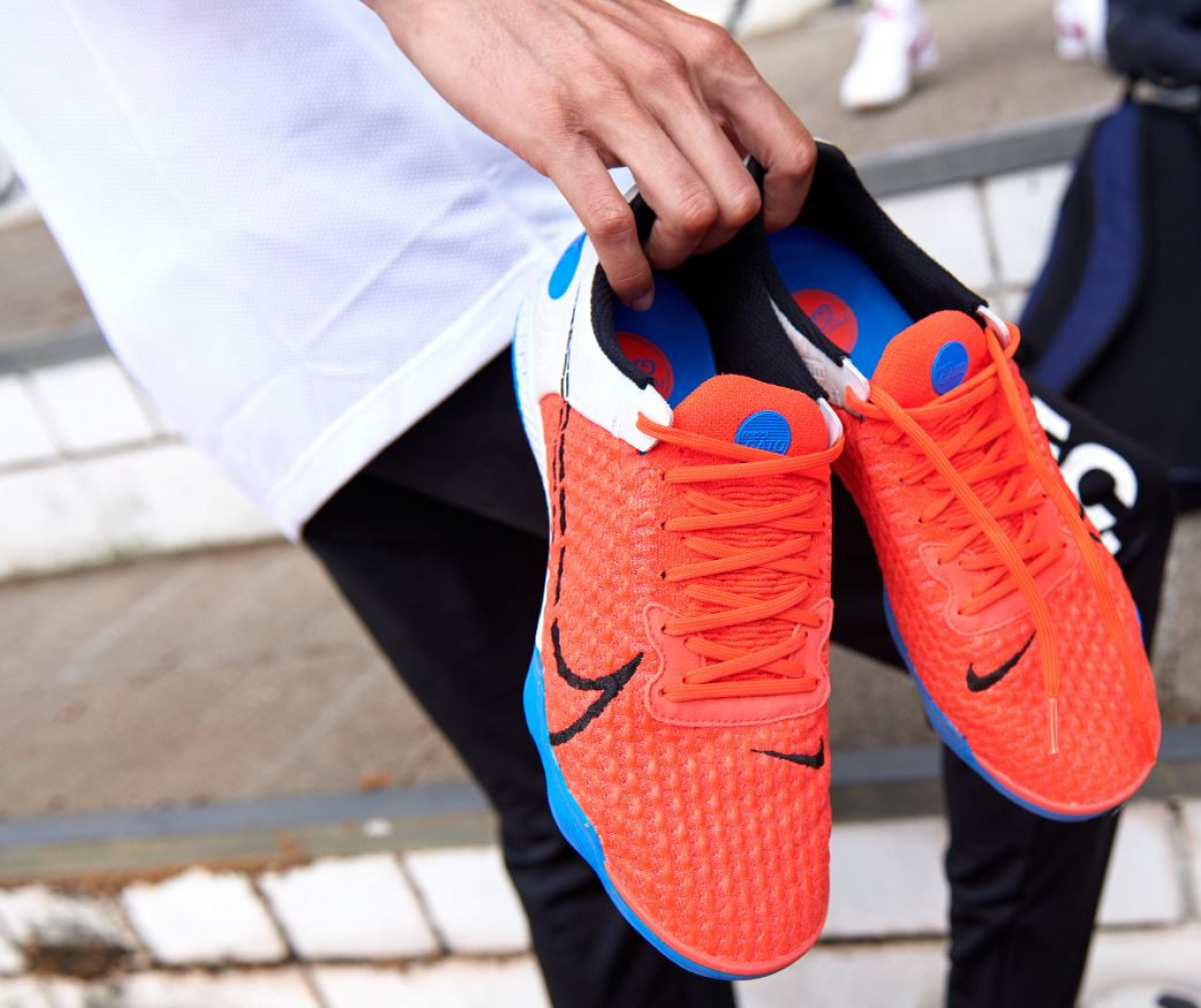 Giày đá banh Nike React Gato sở hữu phối màu đỏ nổi bật đẹp mắt