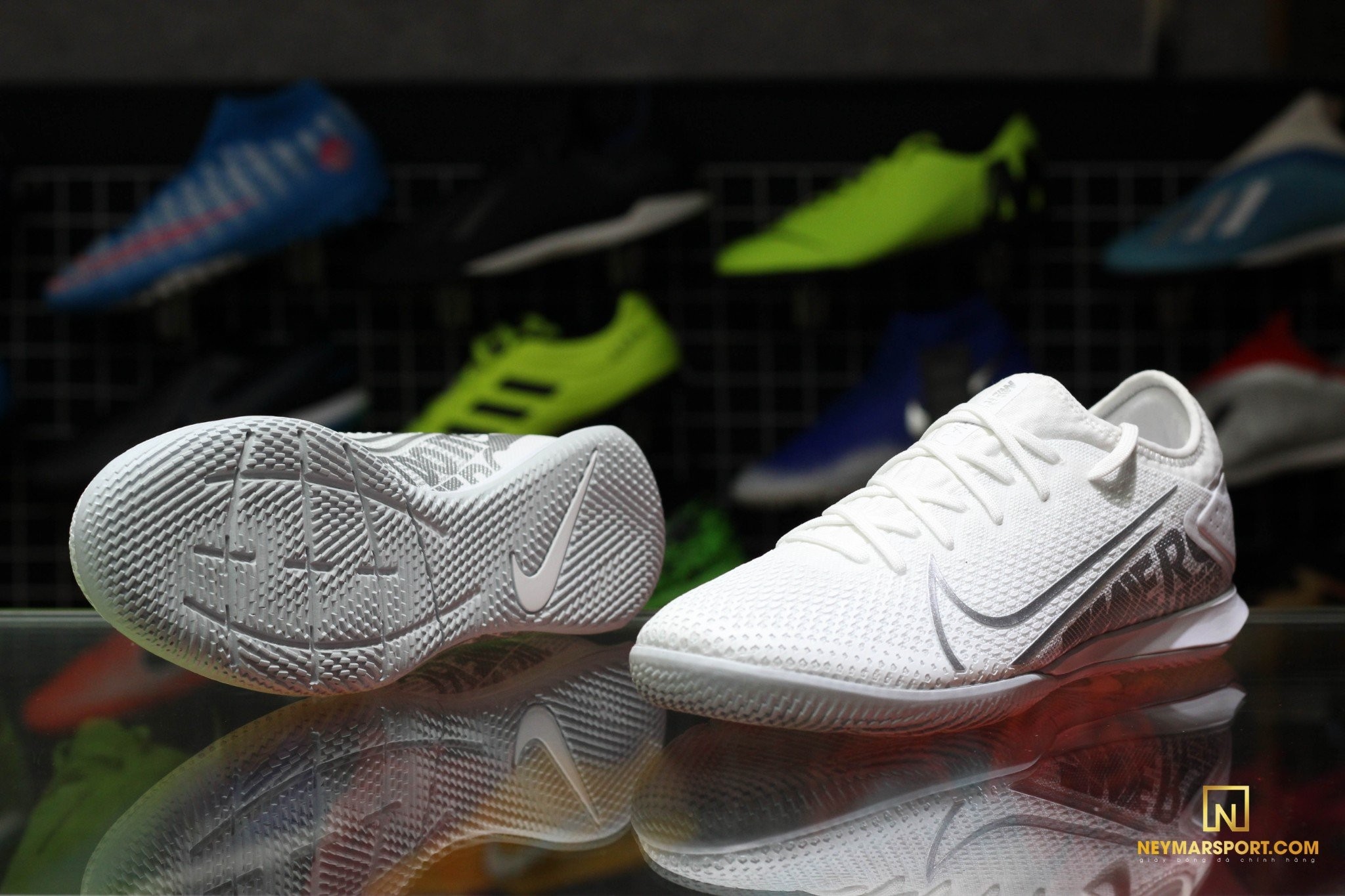Giày đá banh chính hãng. Giày đá banh Nike. NIKE MERCURIAL VAPOR 13 PRO IC NUOVO - WHITE/CHROME/METALLIC SILVER