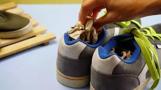 Dùng giấy báo để khử mùi giày đá bóng bị hôi
