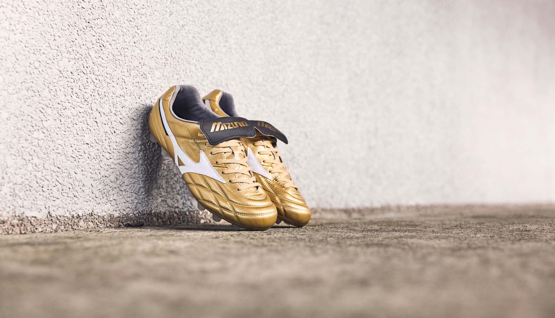 Khám phá giày đá bóng Mizuno Morelia Ultra Light MIJ "Gold" nhẹ nhất trong lịch sử thương hiệu