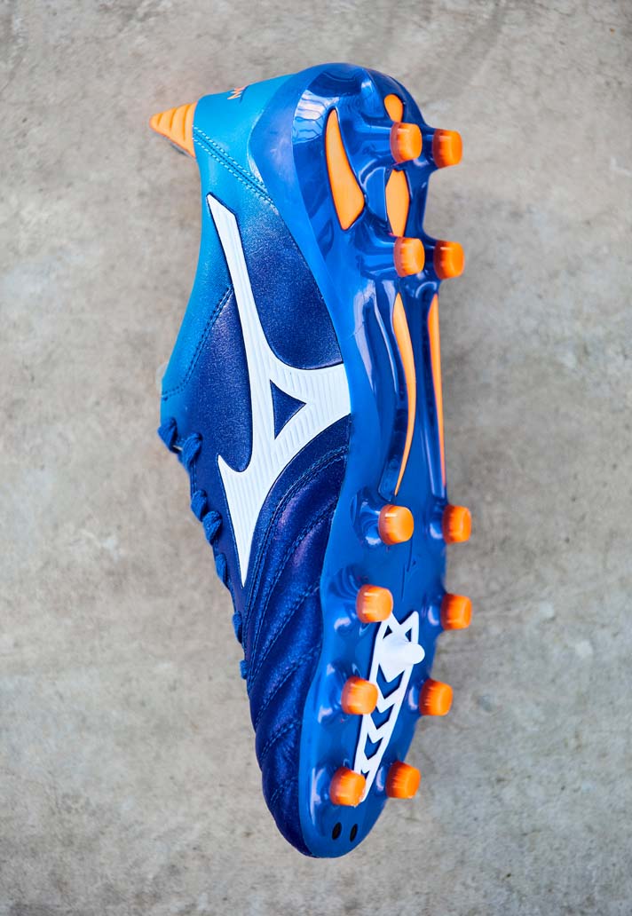 Giày đá banh Mizuno Morelia "Day & Night Pack".