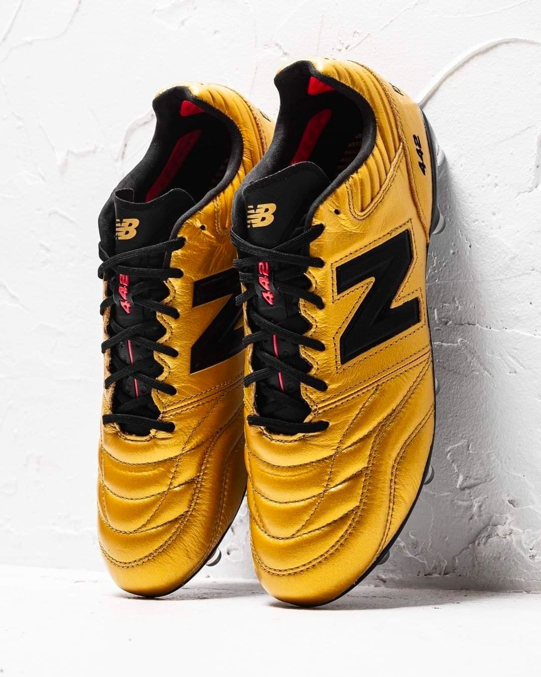 Giới thiệu giày đá bóng New Balance Golden 442 V2