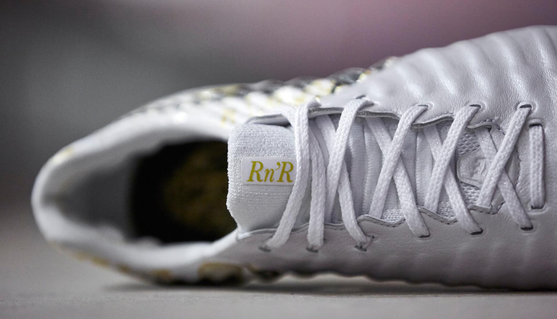 Những ý nghĩa của thiết kế giày đá banh Nike Tiempo Sergio Ramos
