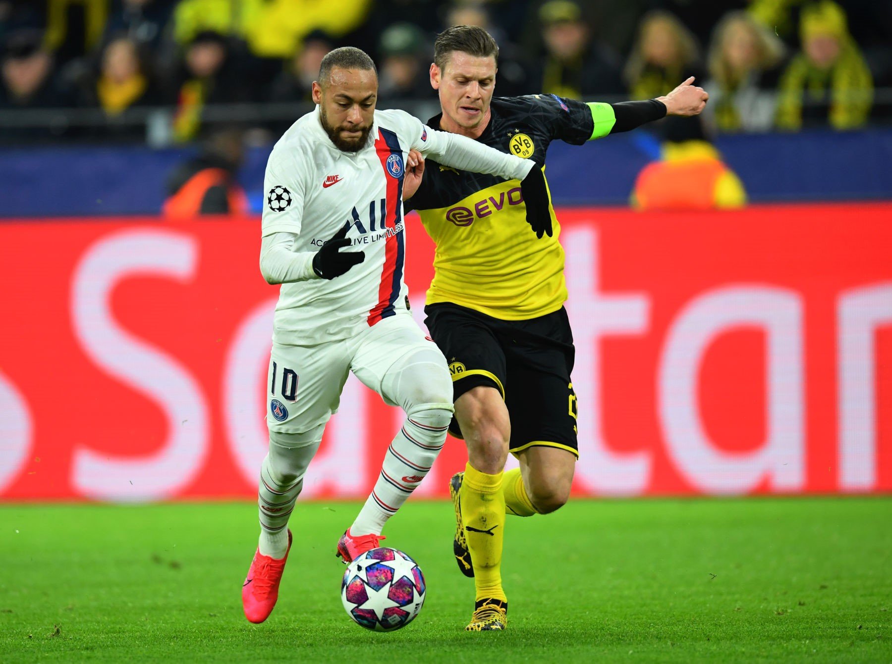 Neymar dẫn bóng Adidas Football Champions League 2020 vượt qua đối thủ trong trận chiến với Dortmund