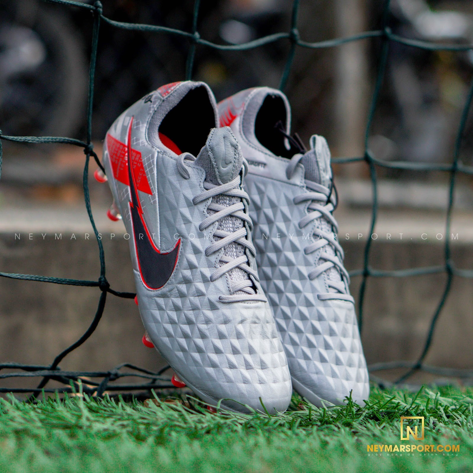 Điểm chung của giày cỏ tự nhiên Nike Tiempo Elite và adidas Copa 20.1 