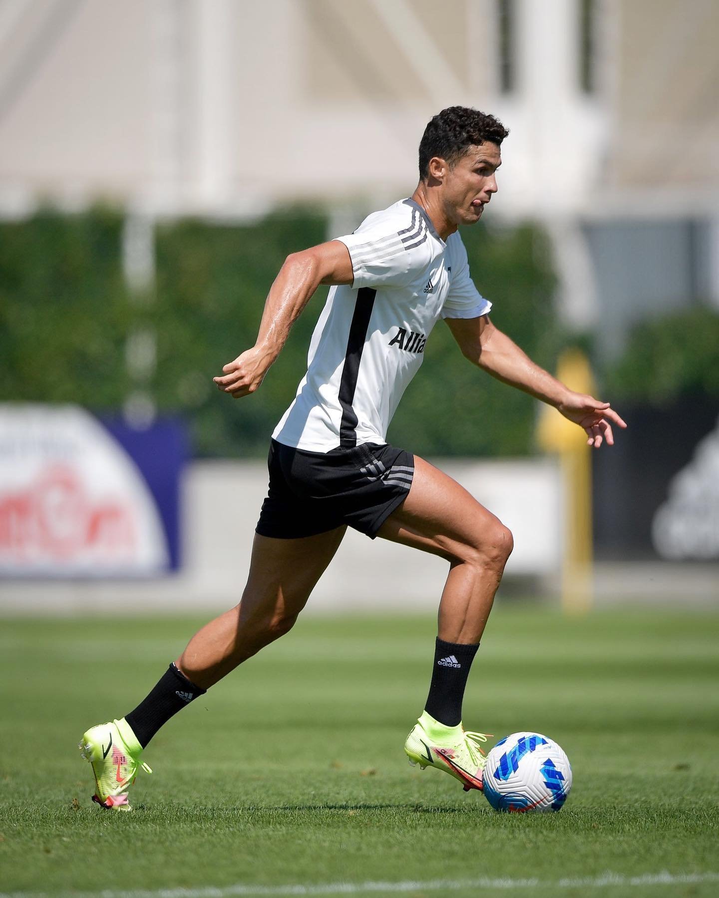 Ronaldo mang giày đá bóng Nike Mercurial Superfly 8