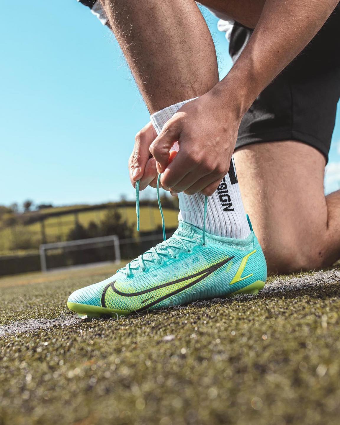 Tiền đạo Dembele mang giày đá bóng Nike Mercurial Vapor 14 Impulse