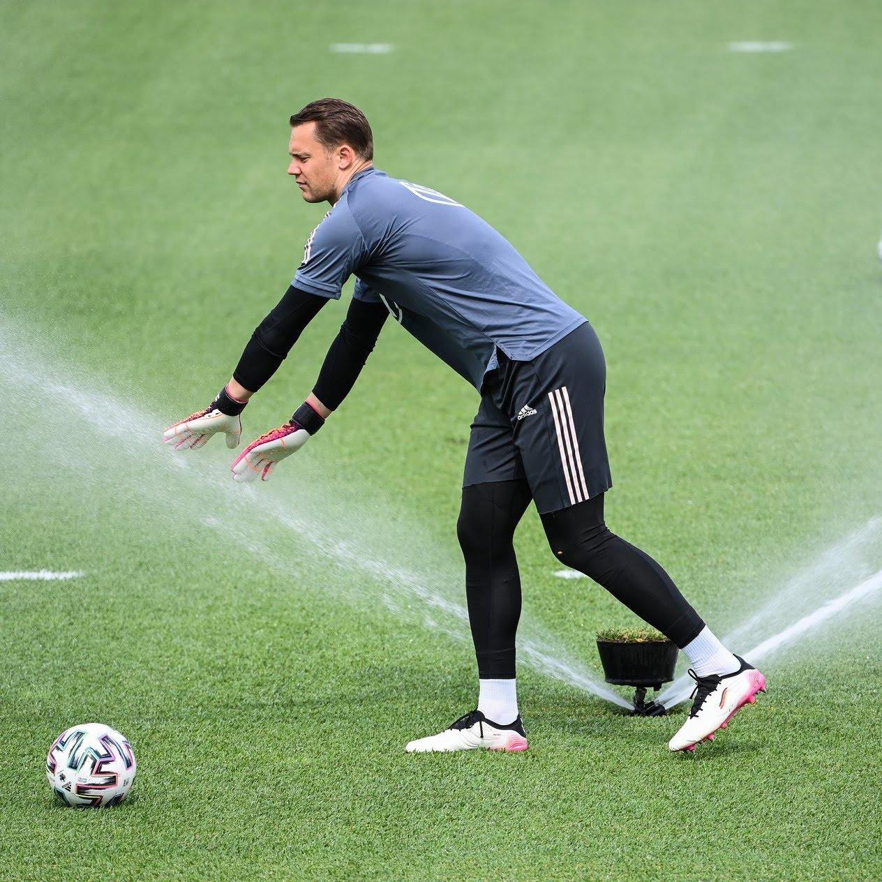 Thủ môn Neuer mang đôi Adidas Copa Sense